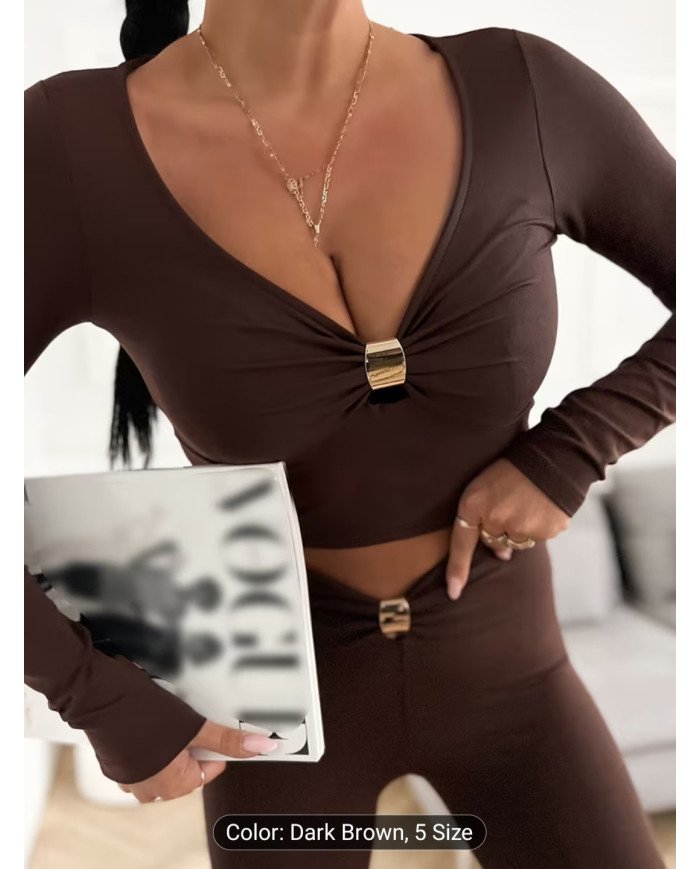 A Stylish And Elegant Women'S T-Shirt with a Fitted Design,